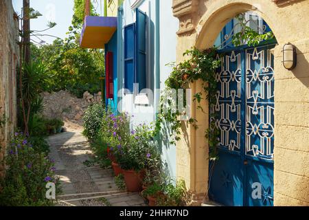 Logements traditionnels et rues à Rhodes Koskinou en Grèce Banque D'Images