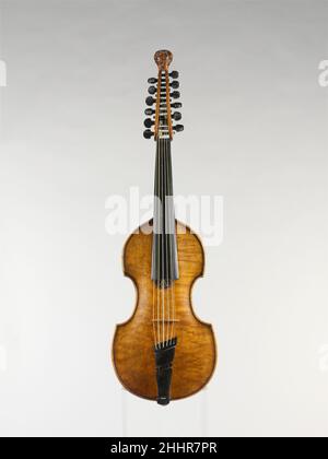 Mute Viola d'Amore milieu du 18th siècle Daniel Achatius Stadlmann Austrian l'alto d'amore, ou alto 'd'amour,' est un instrument à cordes courdées qui a gagné une grande popularité au dix-huitième siècle.Une grande partie de son histoire, y compris la dérivation de son nom, est inconnue.Il possède de nombreuses caractéristiques de la famille de viol, comme un dos plat, des nervures qui affleurent le haut et l'arrière, et une rosette en plus des trous d'insonorisation.Pourtant, comme un violon, il est non chanté et tenu sous le menton pendant qu'il joue.Les violas d'amore ont typiquement sept cordes à jouer, bien que les instruments avec d'autres nombres de cordes le soient Banque D'Images