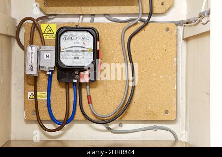 Compteur électrique analogique indiquant la quantité d'électricité/d'énergie consommée. Banque D'Images