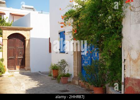 Logements traditionnels et rues à Rhodes Koskinou en Grèce Banque D'Images