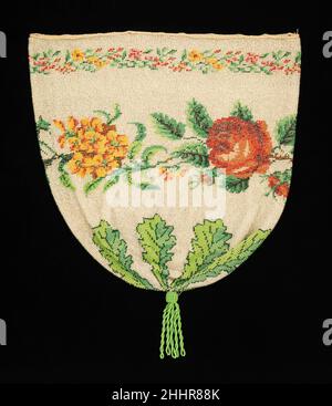 Pochette du soir 1840–60 allemand cette pochette de Dresde reflète les différences et la façon dont l'ombrage et le contour des formes et feuilles de fleurs conventionnelles entre les pièces américaines et allemandes.Les motifs vus ici ont plus d'angularité.Il y a un contraste frappant dans la représentation des veines et des contours des feuilles.Margaret S. Bedell (1861-1932) a fait don, par don ou legs, de plus de 500 objets au musée de Brooklyn, y compris des meubles, des courtepointes, des échantillonneurs, des costumes et des œuvres d'art amérindiennes.Sa collection de sacs à perles américains et européens comprend des exemples de Philadelphie et du Catskill Mount Banque D'Images