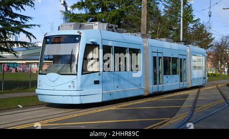 Seattle - 22 janvier 2022; tramway de Seattle de couleur bleu-bébé sur la First Hill Line.Le pantographe est abaissé à mesure que l'équipement utilise la régénération Banque D'Images