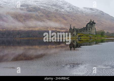 Le château de Kilchurn sur le Loch Awe est vu partiellement gelé comme de basses températures dans le temps met ambre avertissement pour la neige et la glace.Crédit: Euan Cherry Banque D'Images