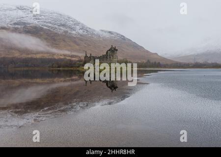 Le château de Kilchurn sur le Loch Awe est vu partiellement gelé comme de basses températures dans le temps met ambre avertissement pour la neige et la glace.Crédit: Euan Cherry Banque D'Images