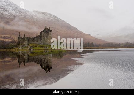 Le château de Kilchurn sur le Loch Awe est vu partiellement gelé comme de basses températures dans le temps met ambre avertissement pour la neige et la glace.Crédit: Euan Cherry Banque D'Images