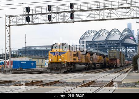 Seattle - le 22 janvier 2022; le train de marchandises Union Pacific passe vers le sud à travers Seattle avec T-Mobile Park en arrière-plan Banque D'Images