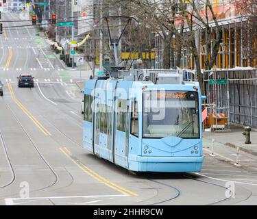 Seattle - 23 janvier 2022; tramway de Seattle de couleur bleu-bébé sur la First Hill Line.Le pantographe est relevé Banque D'Images