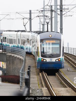 Seattle - le 23 janvier 2022; Un train léger Sound Transit Link sur courbe qui s'approche de Northgate à Seattle Banque D'Images