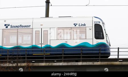 Seattle - le 23 janvier 2022; Un train Sound Transit Link Light Rail sur un morceau de voie surélevée à Seattle Banque D'Images