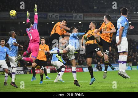 Loups footballeur Raul Jimenez en tête de balle en action Wolverhampton Wanderers / Manchester City au stade Molineux 27/12/2019 Banque D'Images