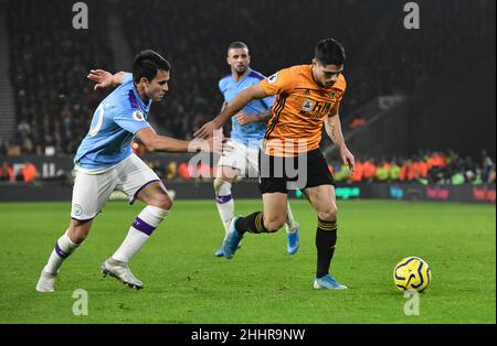 Loups footballeur Pedro Neto et Eric Garcia de la ville en action Wolverhampton Wanderers / Manchester City au stade Molineux 27/12/2019 Banque D'Images