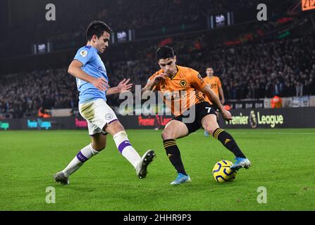 Loups footballeur Pedro Neto et Eric Garcia de la ville en action Wolverhampton Wanderers / Manchester City au stade Molineux 27/12/2019 Banque D'Images