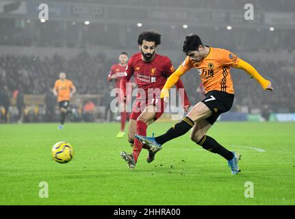 Loups footballeur Pedro Neto et Mohamed Salah de Liverpool.Wolverhampton Wanderers / Liverpool au stade Molineux 23/01/2020 Banque D'Images