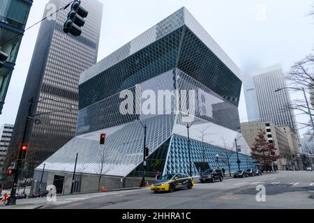 Seattle - 23 janvier 2022 ; bâtiment en verre de la bibliothèque centrale de Seattle lors d'une journée d'hiver brumeuse Banque D'Images