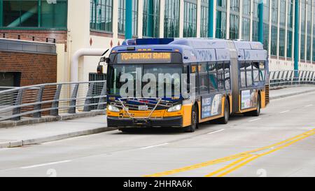 Seattle - 23 janvier 2022 ; autobus articulé du métro de Seattle avec service 70 à la station de quartier U Banque D'Images