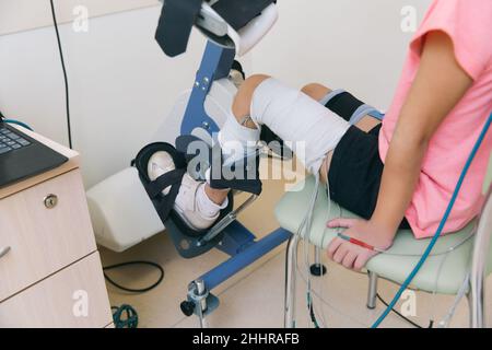 Patient sur des machines à plage de mouvement passive continue.Dispositif permettant un mouvement anatomique correct de la cheville et des articulations.Pied Banque D'Images