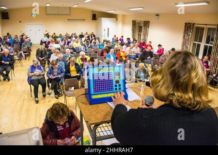 Personnes jouant au Bingo dans la salle du village, Glenties, Comté de Donegal, Irlande. Banque D'Images