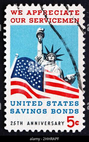 ÉTATS-UNIS D'AMÉRIQUE - VERS 1966 : un timbre imprimé aux États-Unis montre la Statue de la liberté et le drapeau de la gloire ancienne, vers 1966 Banque D'Images