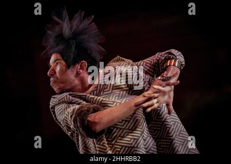 Londres, Royaume-Uni.25th janvier 2022.Le London International MIME Festival (LIMF) se poursuit au Barbican avec Corali Dance Company qui exécute des actes créés par des artistes ayant des difficultés d'apprentissage.Credit: Guy Corbishley/Alamy Live News Banque D'Images