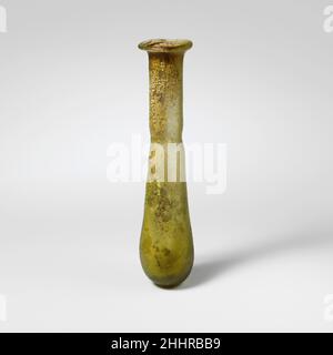 Flacon de parfum en verre mi-1st–début de 2nd siècle A.D. Roman jaune translucide vert.Rim plié, rond, et dans; col cylindrique, outillé autour de la base; corps mince, allongé piriforme; fond épais, aplati.intact; beaucoup de bulles; piqûres profondes, brillant irisé et morcellement.Flacon de parfum en verre 239796 Banque D'Images