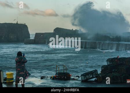 Des vagues se sont écrachées au-dessus des murs du port de Dunbar tandis que la côte est de l'Écosse est sous un avertissement rouge pour les vents violents de la tempête nommée Arwen.Crédit: Euan Cherry Banque D'Images