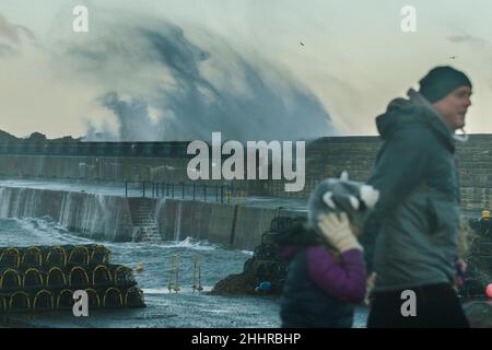 Des vagues se sont écrachées au-dessus des murs du port de Dunbar tandis que la côte est de l'Écosse est sous un avertissement rouge pour les vents violents de la tempête nommée Arwen.Crédit: Euan Cherry Banque D'Images