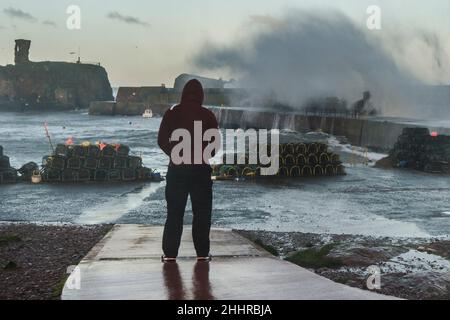 Des vagues se sont écrachées au-dessus des murs du port de Dunbar tandis que la côte est de l'Écosse est sous un avertissement rouge pour les vents violents de la tempête nommée Arwen.Crédit: Euan Cherry Banque D'Images