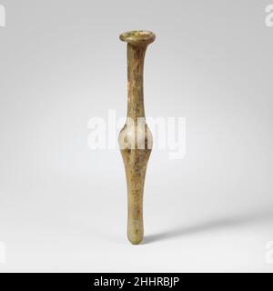 Bouteille de fusiforme en verre 3rd–4th Century A.D. Fleur de parfum fusiforme romaneVert pâle translucide.rebord tubulaire replié, rond et intérieur, formant une bouche ovale irrégulière; col cylindrique concave; épaule courte et inclinée;Corps mince et bulbeux, taillant vers le bas, avec un motif irrégulier de quatre indentations en haut; fond arrondi, avec un coussin plat de pontil.intact; des bulles d'épingle; des bosses, des intempéries crémeuses, et de l'iridescente.Bouteille de fusiforme en verre 239797 Banque D'Images