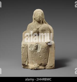 Statuette en calcaire d'un votaire femelle assis fin 6th siècle C.-B. Cypriote assis figure femelle portant voile et collier lourd.Statuette calcaire d'un votary femelle assis 242065 Banque D'Images