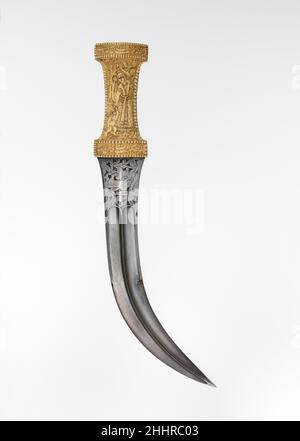 Dagger (Jambiya) ca.1825–50 iranien bien que les représentations figurales soient rares dans l'art islamique en dehors de la peinture, les figures humaines sont régulièrement rencontrées dans l'art iranien de la période Qajar (1797–1925), qui a été fortement influencé par les modèles européens.La poignée en ivoire de ce poignard est sculptée avec la figure d'un mystique soufi, qui est identifiable à partir de son chapeau pointu, le personnel surmonté d'un hoopoe (un oiseau exotique mentionné dans le Coran), et le bol du mendiant suspendu sur son bras.L’une des inscriptions gravées fait allusion à la puissance de l’arme : « la poignée de votre poignard est saisine du monde entier. »Dagger (Ja Banque D'Images