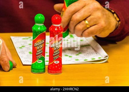 Personnes jouant au Bingo dans la salle du village, Glenties, Comté de Donegal, Irlande. Banque D'Images