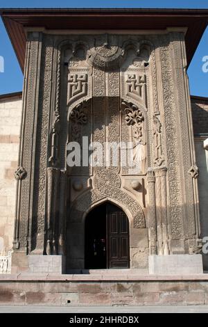 Ince Minareli Medrese (littéralement Slender Minaret Medrese), une medrese (école islamique) datant de 13th ans abritant désormais le musée de la pierre et de l'art du bois, Konya Banque D'Images