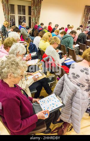 Personnes jouant au Bingo dans la salle du village, Glenties, Comté de Donegal, Irlande. Banque D'Images