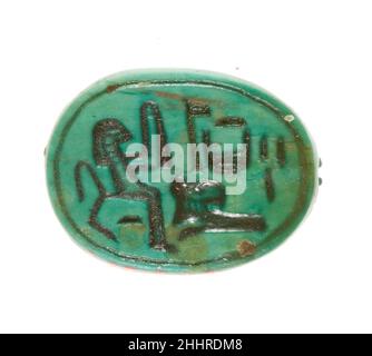 Scarab inscrit pour la femme de Dieu Hatshepsut ca.1479–1458 C.-B. Nouveau Royaume l'inscription à la base de ce scarib se lit comme suit : l'épouse de Dieu, Hatshepsut.À la fin du dix-septième début des dix-huitième dynasties, le titre de femme de Dieu était détenu par la reine principale ou la reine mère.Hatshepsut hérita du titre alors qu'elle servit comme reine principale de son demi-frère, Thutmose IIPlus tard, peu après qu'elle eut pris les titres de roi, Hatshepsut a transmis le titre à sa fille, Neferure (voir scarab 27,3.325).de légères variations de la même inscription peuvent être trouvées sur deux autres scarabs (27,3.185, 27 Banque D'Images