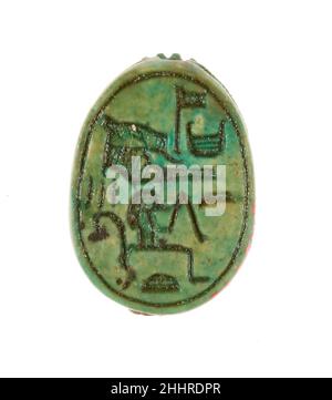 Scarab inscrit pour la femme de Dieu Hatshepsut ca.1479–1458 C.-B. Nouveau Royaume ce scab a été trouvé dans un dépôt de fondation associé au temple funéraire de Hatshepsut à Deir el-Bahri.La base est inscrite avec son nom personnel, Hatshepsut ('avant tout de noblewomen') lié au titre de l'épouse de Dieu.Hatshepsut hérita du titre alors qu'elle servit comme reine principale de son demi-frère, Thutmose IIPlus tard dans sa vie, après avoir pris les titres de Roi, Hatshepsout a passé le titre à sa fille, Neferure (voir scarab 27,3.326).Scarab inscrit pour la femme de Dieu Hatshepsut. CA.1479–1458 Banque D'Images