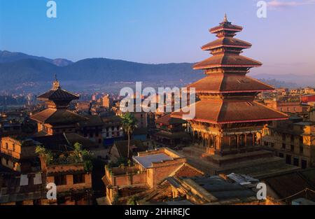 Vue en hauteur de la place Taumadhi et du temple hindou de Nyatapola, Bhaktapur, Népal Banque D'Images