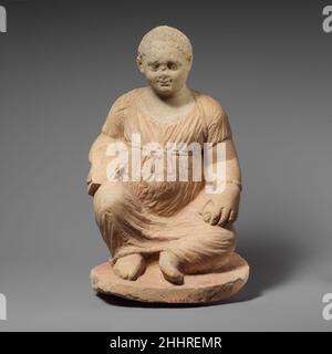 Statuette calcaire d'une fille de temple fin 4th ou début 3rd siècle avant J.-C. chypriote la tête, qui est celle d'un garçon, n'appartient pas et a été attachée incorrectement au corps d'une petite fille de chubby.Elle porte des bracelets, comme beaucoup de garçons du temple, mais elle n'a pas le collier habituel accroché aux amulettes et aux charmes.Statuette calcaire d'une fille de temple 242304 Banque D'Images