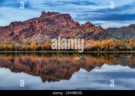 Red Mountian, alias, Mt.McDowell, et la rivière Salt dans le désert de Sonoran près de Phoenix, en Arizona Banque D'Images