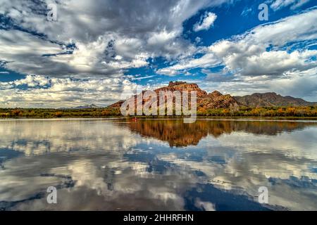 Vue depuis la rivière Salt dans le désert de Sonoran près de Phoenix Arizona Banque D'Images