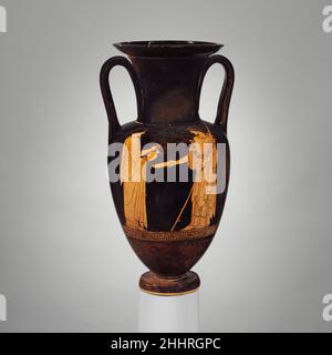 Amphora à col de Nolan en terre cuite (bocal) ca.460–450 C.-B. attribué à l'Achille Peintre Obverse, femme versant la libation pour AthenaReverse, youthIt est impossible de déterminer si la femme versant la libation est divine ou mortelle.Cette indéfinition souligne un flou typiquement grec des frontières, dans ce cas entre les dieux et les hommes.La jeunesse, qui se tient comme un observateur mortel typique au dos, suggère que le cadre est Athènes.Amphora de cou de Nolan en terre cuite (bocal) 248732 Banque D'Images