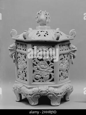 Brûleur d'Encens en forme de lanterne suspendue (une de paire) 18th siècle Japon.Brûleur d'Encens en forme de lanterne suspendue (une paire).Japon.18th siècle.Porcelaine blanche à motifs moudés (Hirado ware).Période Edo (1615–1868).Céramique Banque D'Images