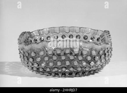 Hobnail fruit Bowl après 1886 probablement Hobbs, Brockunier et compagnie.Coupe de fruits à ongles.Américain. Après 1886.Canneberge pressée et verre opalescent.Fabriqué à Wheeling, Virginie occidentale, États-Unis Banque D'Images