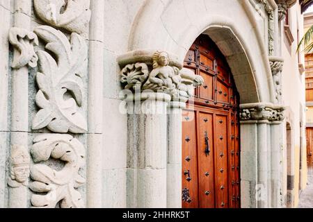 Façade du musée de la maison de Columbus à Las Palmas de Gran Canaria, avec son arche en pierre et sa belle porte en bois. Banque D'Images