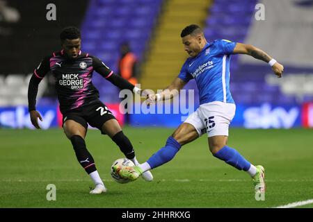 BIRMINGHAM, ROYAUME-UNI.JANVIER 25TH.ONEL Hernandez de Birmingham City challenges Bali Mumba de Peterborough United lors du match du championnat Sky Bet entre Birmingham City et Peterborough United au stade St Andrews trillion Trophy, Birmingham, le mardi 25th janvier 2022.(Crédit : James HolyOak | MI News) crédit : MI News & Sport /Alay Live News Banque D'Images