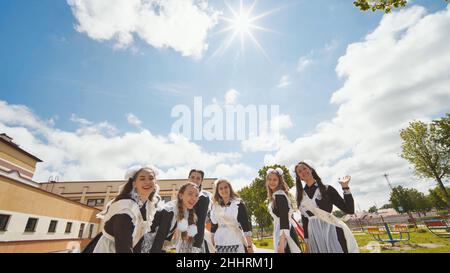 Les finissants de la Russie se posent à leur jour de graduation. Banque D'Images