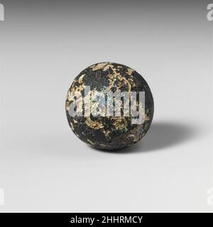 Marbre de verre 1st–4th Century A.D. Roman turquoise translucide bleu verdâtre sphère solide.nombreuses petites empreintes en forme de croissant en surface, combinées avec quelques cercles et des lettres possibles.intact, mais avec des fissures intérieures; juponnage et piqûres, avec des zones de brillant irisé.Marbre de verre 239913 Banque D'Images