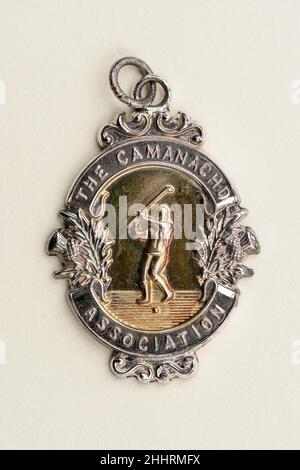 Médaille des gagnants de la coupe Camanachd.Trophée de ruban bleu de Shinty, joué pour chaque saison, et c'est une image de la médaille traditionnelle des gagnants. Banque D'Images