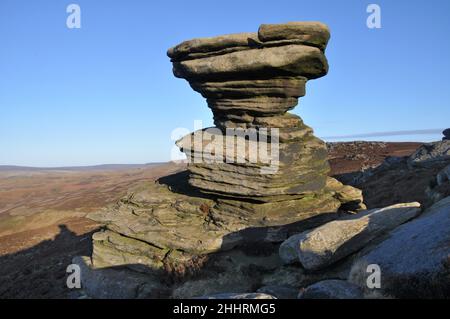 Le Salt Cellar, une formation rocheuse inhabituelle sur Derwent Edge, dans le Derbyshire Banque D'Images