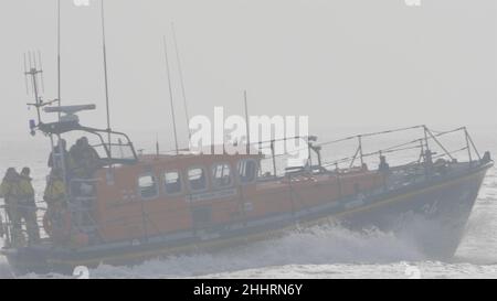 Le bateau de sauvetage passe, se hâle d'un sauvetage d'appel.Bateau de sauvetage Aldeburgh RNLI Freddie Cooper en mer, Aldeburgh, Suffolk, Angleterre, Royaume-Uni Banque D'Images