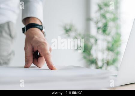 Homme d'affaires pointant du doigt vers un document sur le bureau, attention sélective Banque D'Images